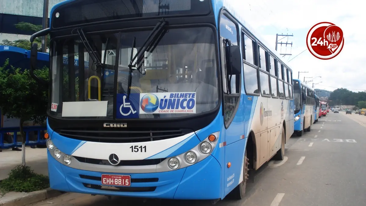 Ônibus moderno com ar-condicionado transitando pelas ruas da cidade de Guarulhos SP